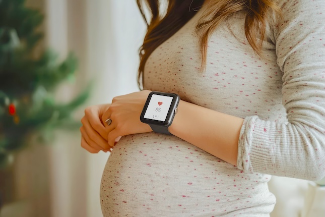 pregnant-woman-looking-smartwatch-close-up